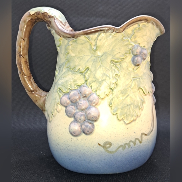 Beautiful vintage majolica pitcher with grapes and leaves 3d Relief - Picture 7 of 13